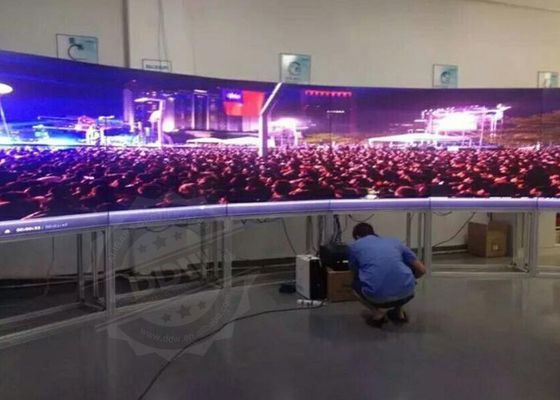 65-calowa zakrzywiona ściana wideo 500 nitów 1080p Wysoka rozdzielczość 3,5 mm ramka Snarrow DDW-LW650HN11