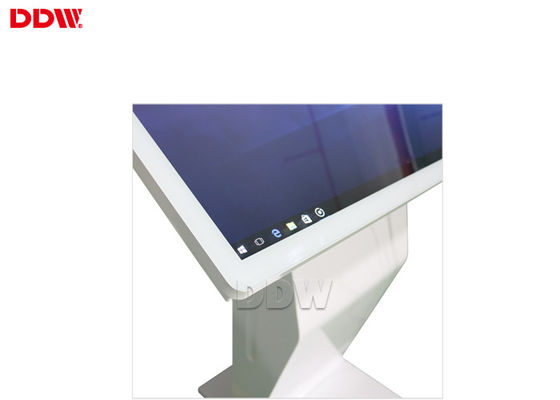 Odporny na wstrząsy ekran dotykowy z ekranem dotykowym o przekątnej 47 cali Monitor Totem z wbudowanym sygnalizatorem świetlnym